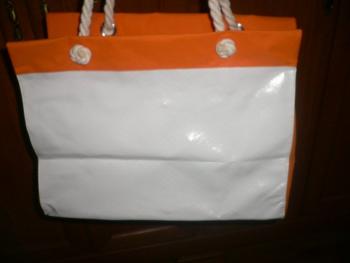 Kabelka clarins