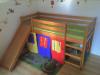 Zvýšené jednolůžko - dětská postel s domečkem a se skluzavkou