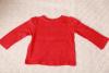 červené tričko s dlouhým rukávem